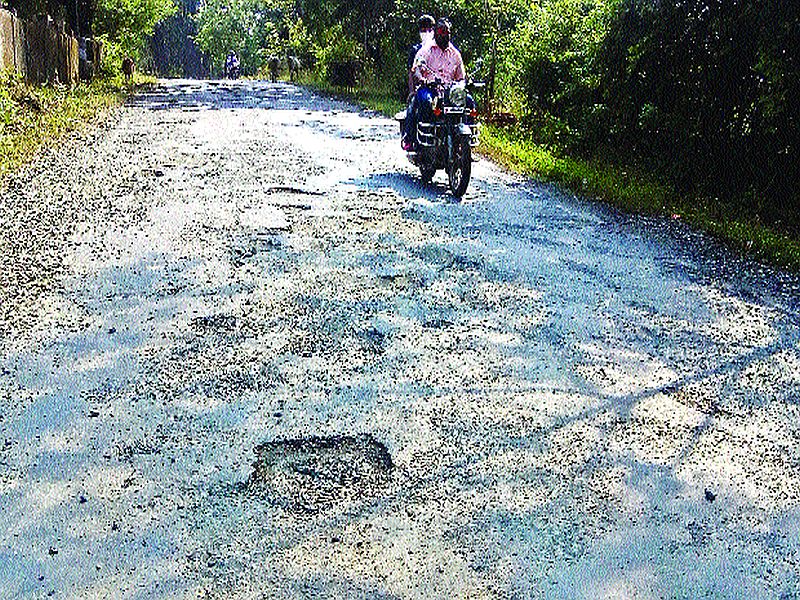 Roads in Murud taluka due to pits | खड्ड्यांमुळे मुरुड तालुक्यातील रस्त्यांची चाळण
