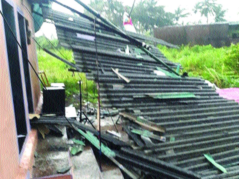 Windy rain destroyed houses | वादळी पावसाने घरे उद्ध्वस्त