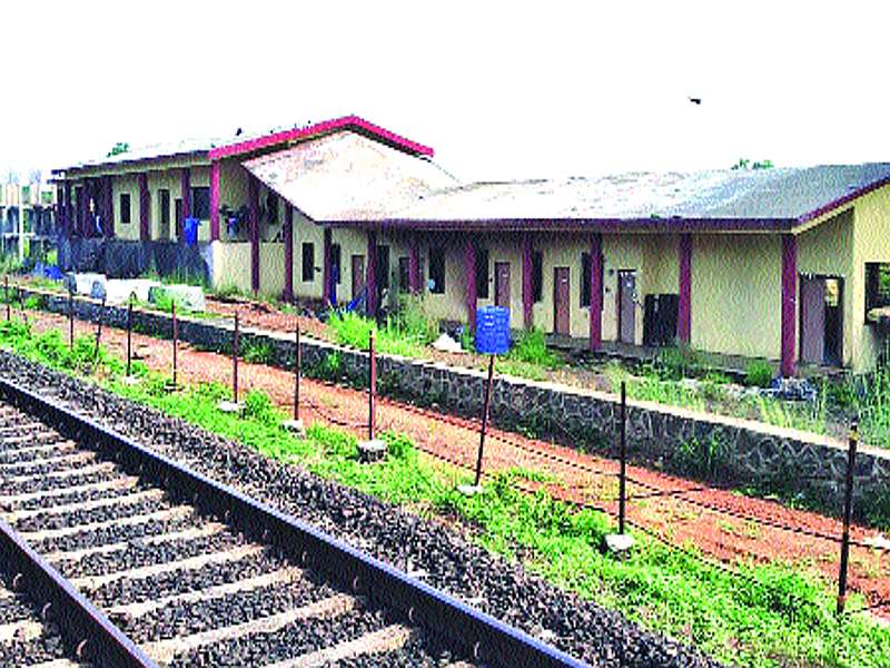 Indapur Railway Station closed for a month in raigad | इंदापूर रेल्वेस्टेशन प्रवासी वाहतुकीसाठी महिनाभर बंद