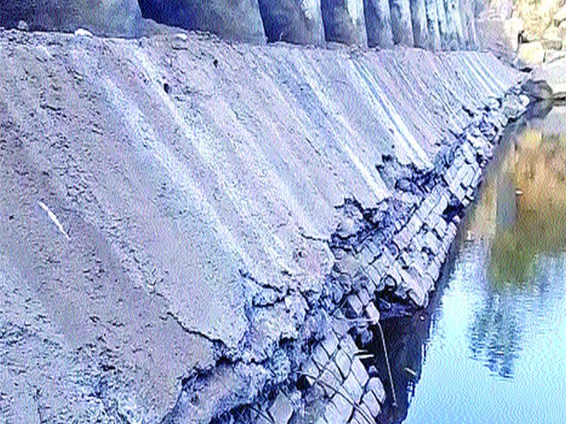 Lead to Nizampur dam by lettuce | कोशिंबळे तर्फे निजामपूर बंधाऱ्याला गळती