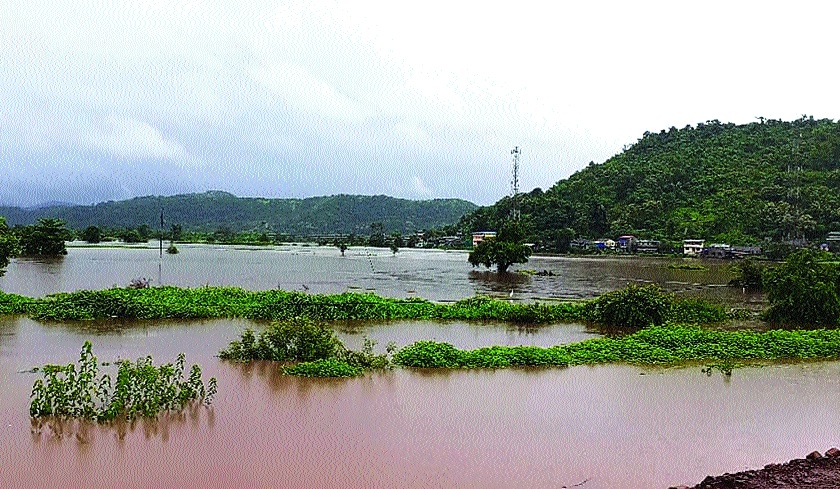 Flood water of Savitri river in Mahad city | सावित्री नदीच्या पुराचे पाणी महाड शहरात