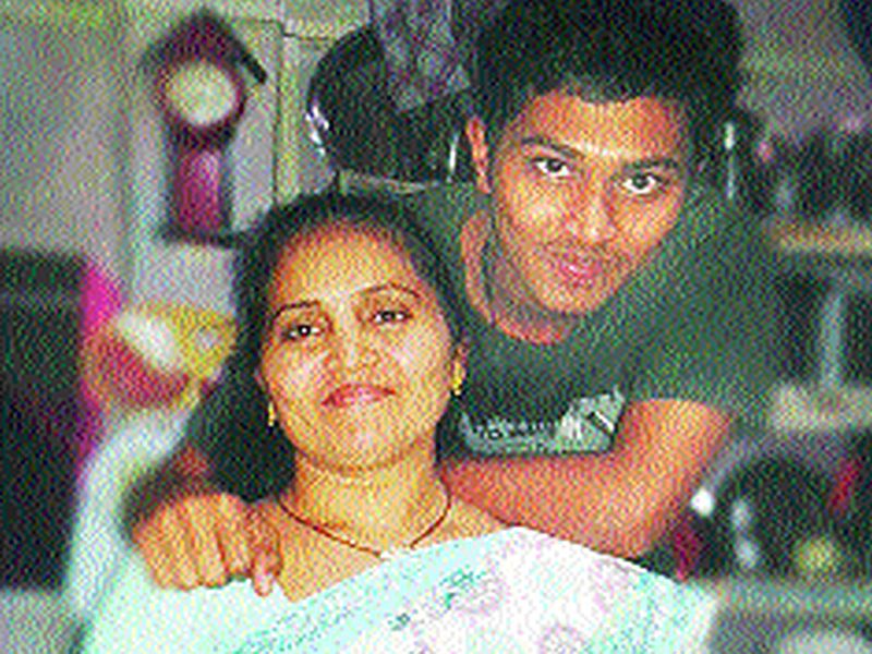 boy did the hard thing of mother, the son of a housekeeper, in ISRO | पोरानं पांग फेडलं, घरकाम करणाऱ्या महिलेच्या मुलाची ISRO मध्ये निवड