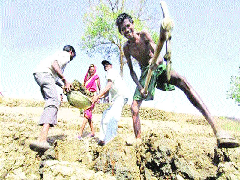Only 1378 workers get jobs in Vikramgad | विक्रमगडमधील फक्त १३७८ मजुरांना मिळाला रोजगार