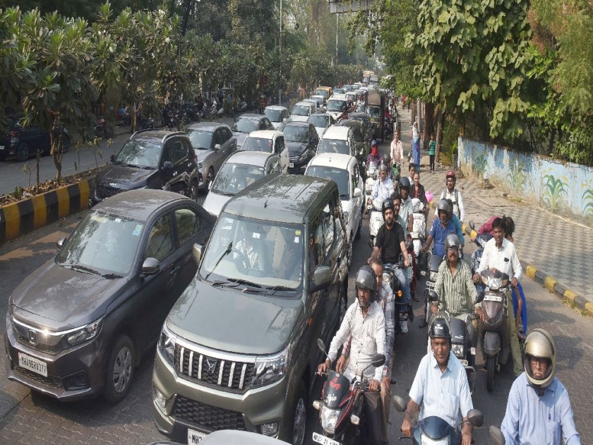 Winter Session Maharashtra 2023 : Long queues of vehicles, traffic police running around all day; Many roads are closed and the motorists are suffering | घाम फोडणारी वाहतुकीची कोंडीच अधिवेशनापूर्वीची ‘लिटमस टेस्ट’