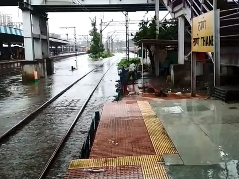 Heavy rainfall in thane city; In many areas water logging, the railway service is disrupted | Video: ठाणे शहराला पावसाने झोडपले; अनेक भागात पाणी साचले तर रेल्वे सेवाही विस्कळीत