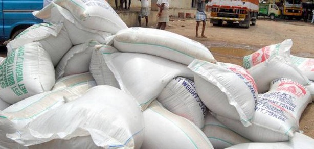 Ration rice racket caught in black market! | काळा बाजारात जाणारा रेशनचा तांदूळ पकडला!