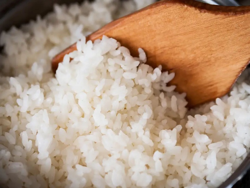 Japanese researchers says eating rice does not increase obesity problem | भात खाऊन वजन वाढण्याचा गैरसमज दूर, आता बिनधास्त भातावर मारा ताव!