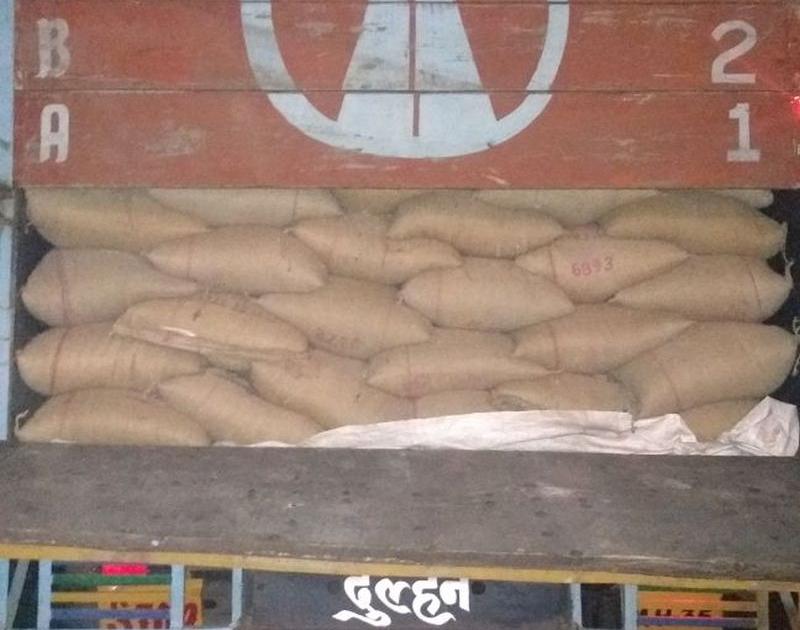 Government rice worth millions of rupees was caught by the police in Nagpur | नागपुरात पोलिसांनी पकडला लाखो रुपयाचा शासकीय तांदूळ