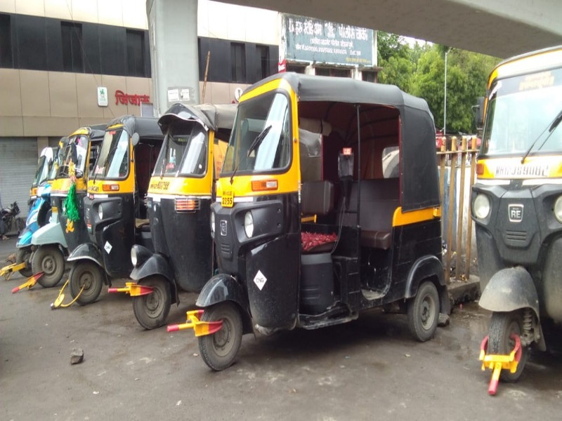 Swargate traffic police unassailable jammers to 53 rickshaws | स्वारगेट वाहतुक पोलिसांनी लावले ५३  बेशिस्त रिक्षांना जॅमर 