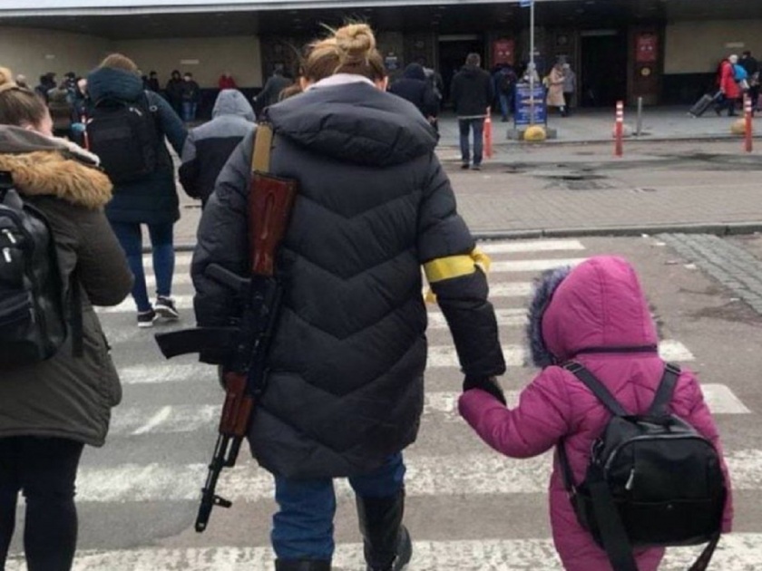Russia-Ukraine War:Ukrainian mother with rifle in hand walks with child | Russia-Ukraine War: खांद्यावर रायफल अन् हातात मूल..;युक्रेनच्या युद्धभूमीत उतरली 'वंडर वूमन'