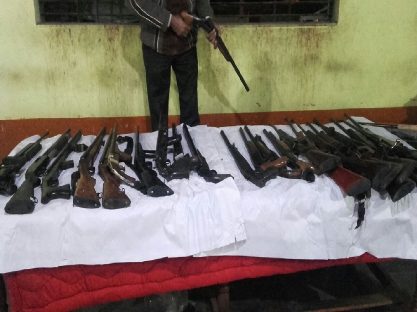 Police raided the Chandwad TolaNak of Nashik, 25 rifles, 17 revolvers, four thousand cartridges seized | VIDEO - नाशिकच्या चांदवड टोलनाक्यावर 24 रायफल,19 पिस्तुल, चार हजार काडतुस जप्त