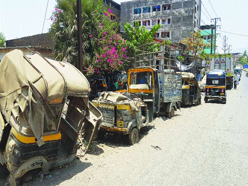 Road intrusion due to unavoidable vehicles | बेवारस वाहनांमुळे रस्त्यांची घुसमट