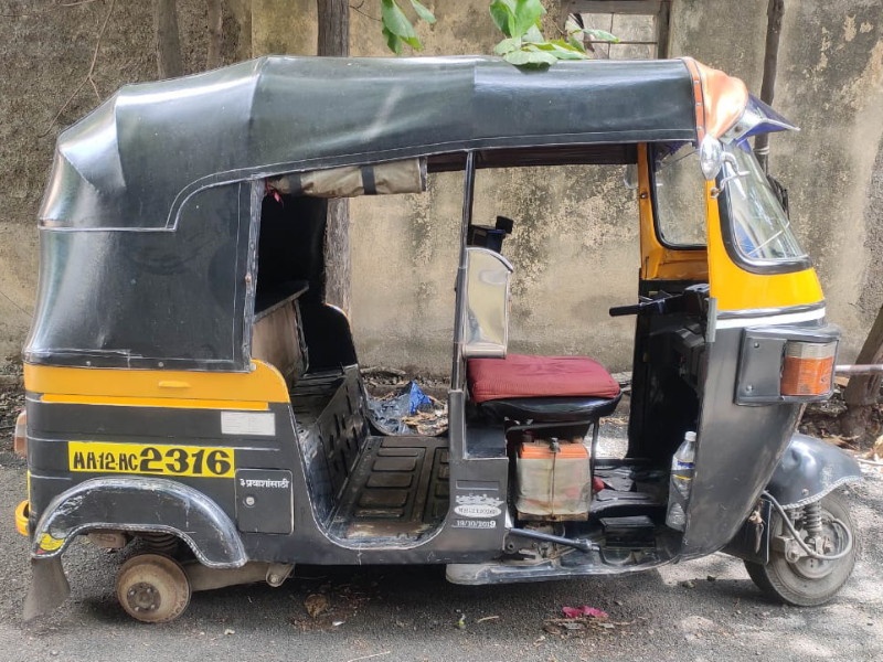 That was all that was left! The wheels stolen of rickshaw in Pune | आता एवढंच बाकी राहिलं होतं! पुण्यात चक्क रिक्षाची चाकं चोरीला