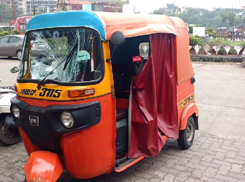 In the welfare of women rickshaw driver, unsafe, rickshaw collision | कल्याणमध्ये महिला रिक्षा चालक असुरक्षित, रिक्षाची केली तोडफोड