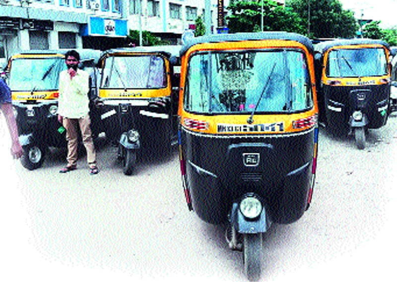 Rs 7,000 per month for rickshaw pullers who earn Rs 10,000 per year | वर्षाकाठी दहा हजारांचा महसूल देणाºया रिक्षावाल्यांना हवीय दरमहा सात हजारांची मदत