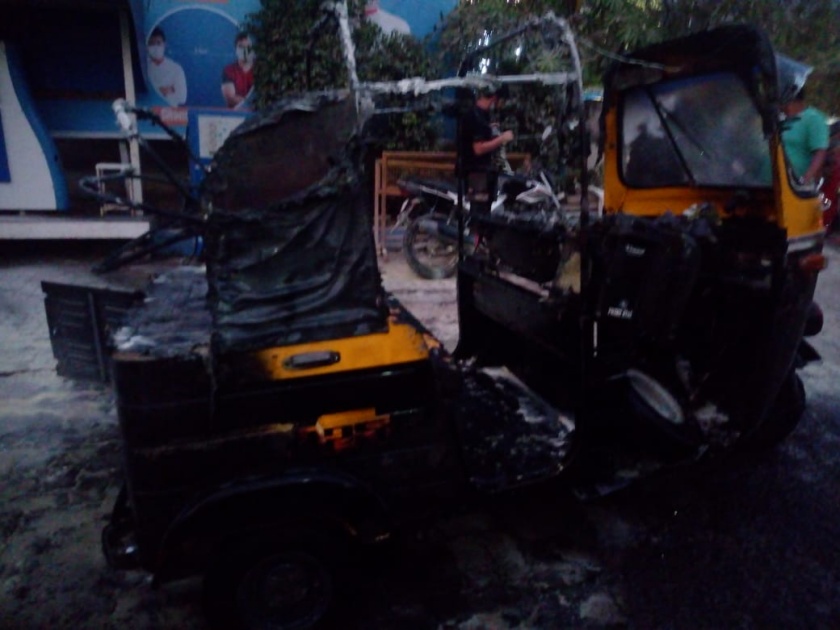 A rickshaw at a petrol pump on Sinhagad Road suddenly took fire | सिंहगड रस्त्यावरील पेट्रोलपंपावर रिक्षाने घेतला अचानक पेट; प्रसंगावधानतेमुळे मोठा अनर्थ टळला  