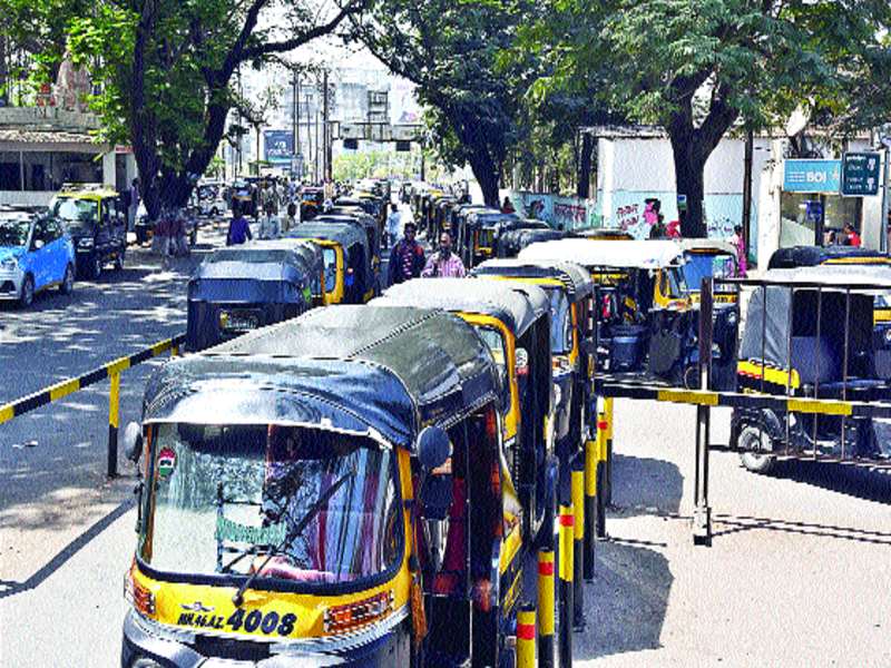 Controversies in rickshaw drivers at Panvel railway station | पनवेल रेल्वेस्थानकावर रिक्षाचालकांमध्ये वाद