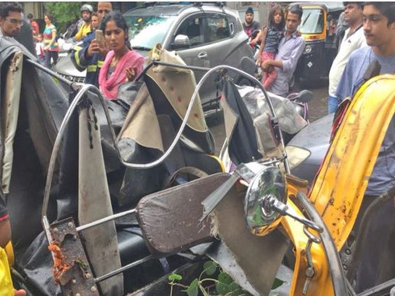 At Mulund, one tree collapses on rickshaw, one dead, two injured | मुलुंडमध्ये झाडाची फांदी रिक्षावर कोसळून एकाचा मृत्यू, दोघे जखमी