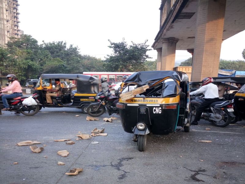 Rickshaw drivers raid in Kharghar, rickshaw rack | संघटनेच्या वादातून रिक्षाचालकांचा राडा, खारघरमध्ये रिक्षांची तोडफोड