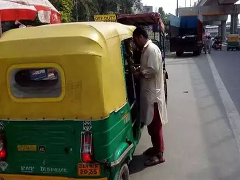 three billion rupees deposited in account of a rickshaw driver in pakistan | धक्कादायक! खात्यात अचानक 3 अब्ज रुपये आल्यानं रिक्षाचालक बेशुद्ध