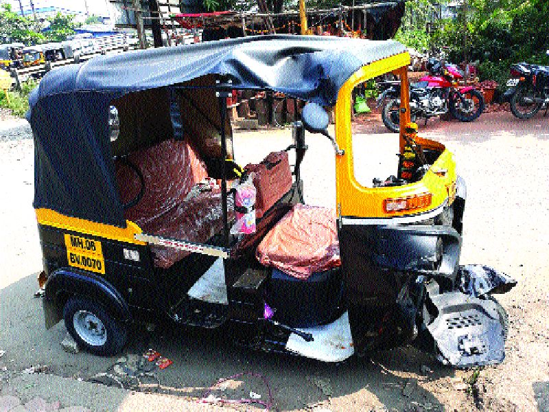 In Mauritius, nine rickshaws are disrupted by the complainant, loss of millions, the reason is unclear | कुर्ल्यात नऊ रिक्षांची अज्ञाताकडून मोडतोड, लाखोंचे नुकसान, कारण अस्पष्ट
