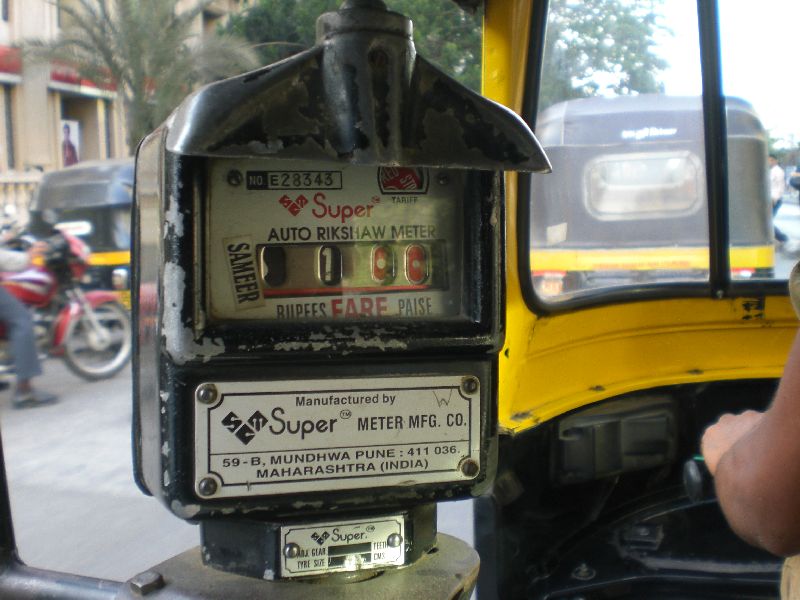 Rickshaw drivers refuse to meter down in Bhayander, arbitrary fare collection by passengers | भाईंदरमध्ये मीटरडाऊन करण्यास रिक्षा चालकांची नकारघंटा, प्रवाशांकडून केली जाते मनमानी भाडेवसुली