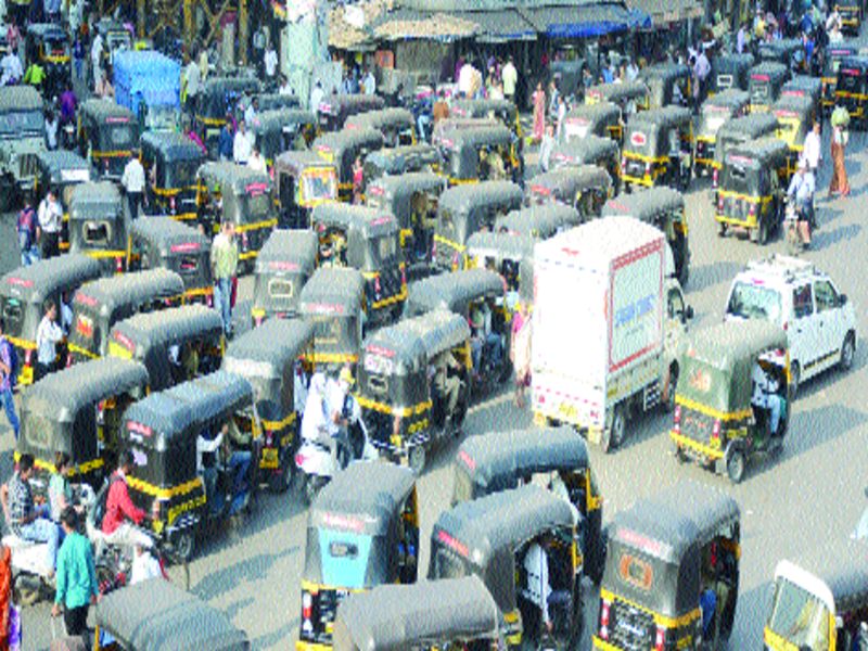  Over 40 thousand rickshaws have been filled up due to lack of permission, due to free licenses | ४० हजार रिक्षांमुळे कोंडीत भर, मुक्त परवान्यांमुळे बसतोय फटका