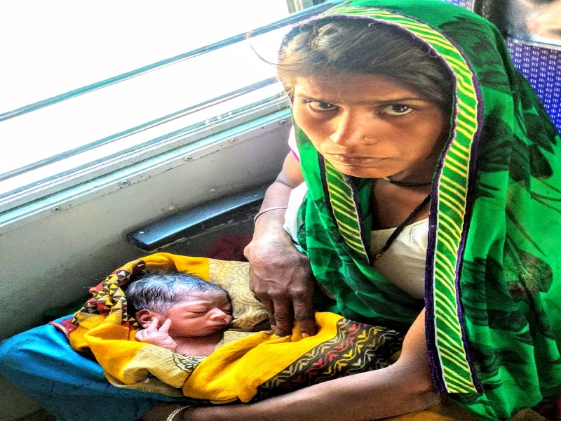 Birth of a child in a moving bus: Ghargaon incident in Shrigonda taluka | चालत्या बसमध्ये तीने दिला बाळाला जन्म : श्रीगोंदा तालुक्यातील घारगावमधील घटना
