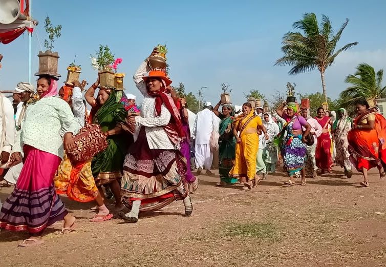 To see the celebrations of Palkhi's Ringan of nivrutti maharaj | Video : पालखीचा रिंगण सोहळा पाहण्यासाठी भाविकांची मांदियाळी