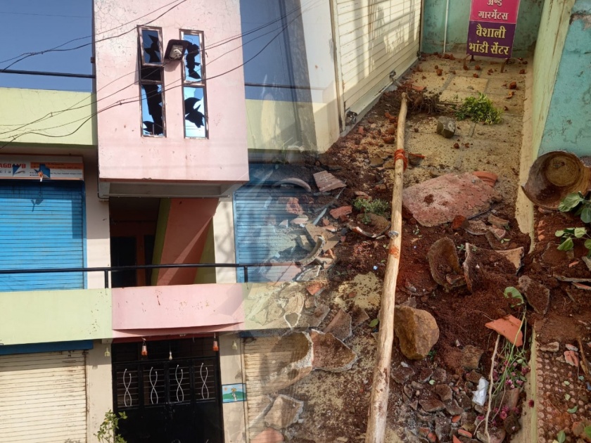 Kolhapur Banner war attack on social worker Rinku Desais house in Phulewadi | कोल्हापूर : बॅनरवाद पेटला,  फुलेवाडीत रिंकू देसाईंच्या घरावर हल्ला