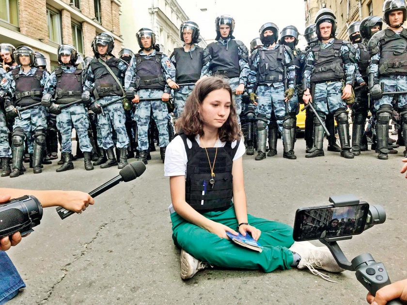 olga-misik-russia-protests-constitution-moscow- | एका साध्याशा रशियन मुलीला का बिचकून आहे रशियन सरकार?