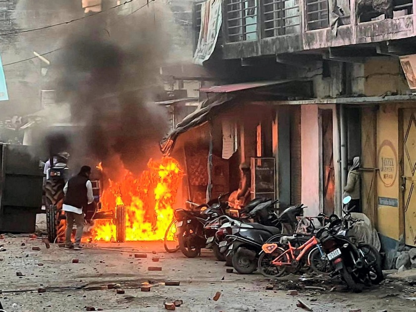 Haldwani Violence LIVE: 6 Dead, Shoot on sight orders in Uttarakhand locality after demolition drive sparks tension in Haldwani  | Haldwani Violence : हल्द्वानी हिंसाचारात ६ जणांचा मृत्यू, दुकाने आणि शाळा बंद, शहरात संचारबंदी लागू