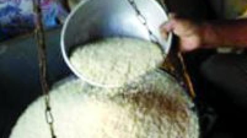 Distribution of free rice to 1.5 lakh beneficiaries | दीड लाखावर लाभार्थींना मोफत तांदूळ वाटप