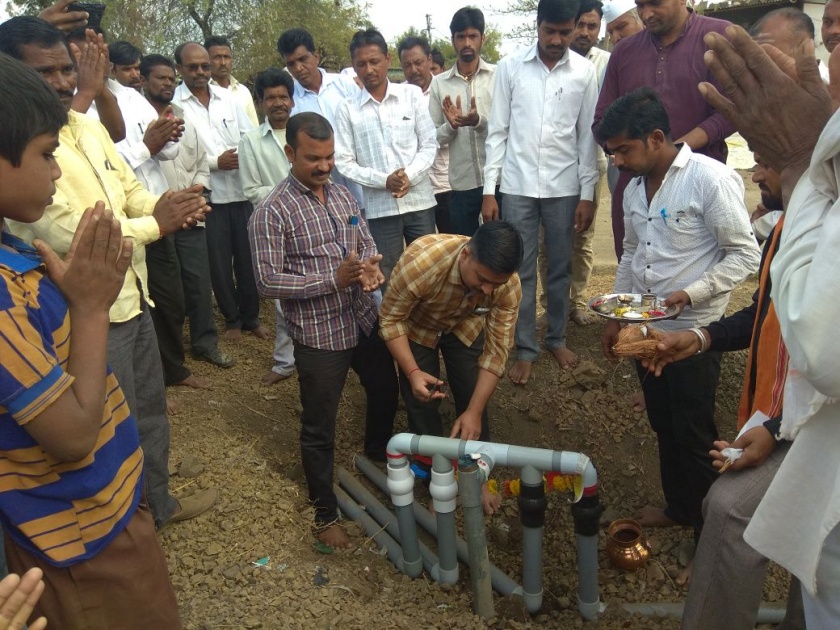 Water supply to Mohajo Ingole villagers | स्वखर्चातून पाईप लाईन टाकून मोहजा इंगोले ग्रामस्थांना पाणीपुरवठा