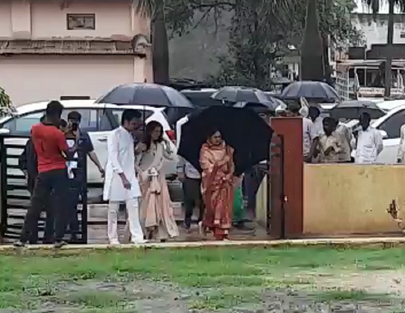 Maharashtra Election 2019: Ritesh- Genelia duo 'Lay Bhari'; The right to vote in the rain | रितेश- जेनेलियाची जोडी 'लय भारी'; भर पावसात येऊन बजावला मतदानाचा हक्क