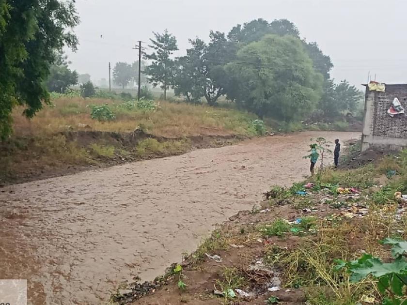 Unseasonal rains hit Buldhana district; Flooding of rivers and streams | बुलढाणा जिल्ह्यात अवकाळी पावसाचा तडाखा; नदी, नाल्यांना पूर
