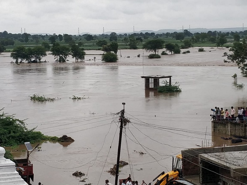 Hingoli floods the Kaadhhu river; 14 villages on the banks of Akhada Balapur and Kalamnuri talukas suffered huge casualties | हिंगोलीत कयाधू नदीला पूर; आखाडा बाळापुर, कळमनुरी तालुक्यातील नदीकाठच्या १४ गावांना मोठा फटका