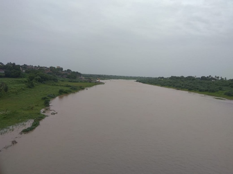 Landy river floods in Parbhani district; 8 villages lost contact | परभणी जिल्ह्यातील लेंडी नदीला पूर; ८ गावांचा संपर्क तुटला