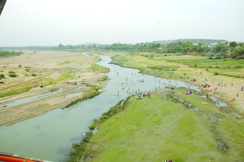 In Kanhan, Kalar rivers in danger, sand anemometers continue to be pumped | कन्हान, कोलार नद्या धोक्यात , रेतीचा वारेमाप उपसा सुरूच 