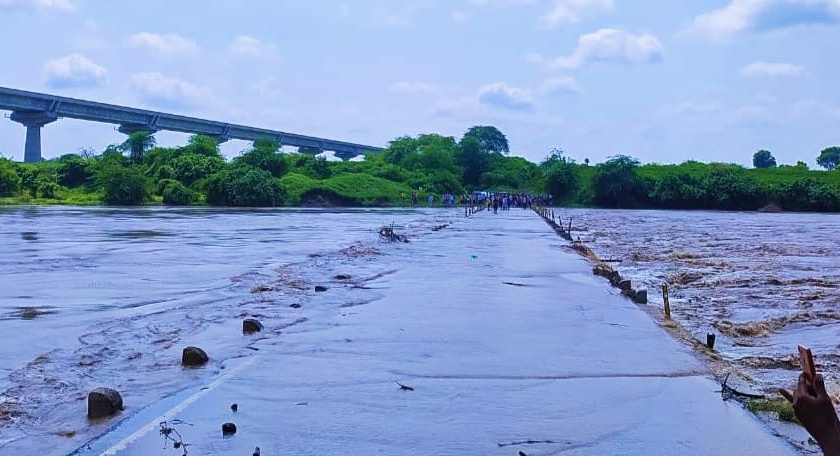Flood the Purna river; Manegaon bridge under water, traffic closed |  पूर्णा नदीला पुर; मानेगाव पुल पाण्याखाली, वाहतूक बंद 
