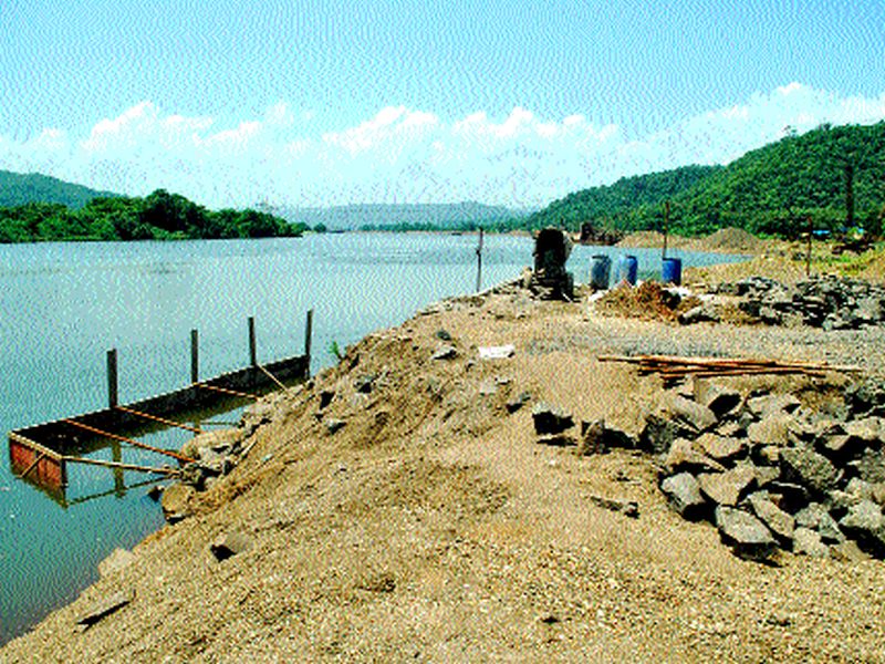 Due to floods due to bankruptcies; Riverbank obstructed due to construction of jetty | भरावामुळे खाडीकिनारे धोक्यात; जेटी बांधकामामुळे नदीपात्र बाधित