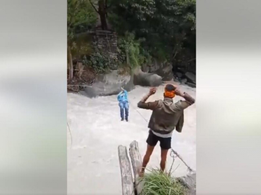 He crossed the River risking his life, if you watch the video, you will go crazy ... | व्वा रे जिगरबाज! जीवाची पर्वा न करता त्याने केली नदी पार, व्हिडीओ पाहाल तर चक्रावून जाल...