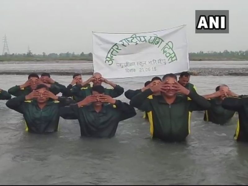 Indo Tibetan Border Police jawans perform River Yoga in Digaru river in Arunachal Pradesh | International Yoga Day 2018 : आयटीबीपीच्या जवानांची नदीत योगसाधना