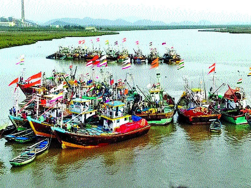 Take action on percussion trawlers, fisherman demand | मच्छीमारांची मागणी : पर्ससीन ट्रॉलर्सवर कारवाई करा