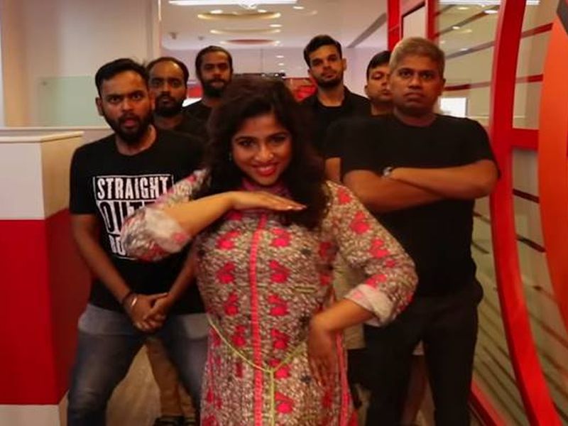 Shivsena Leader threatened RJ Malishka due to her song geli mumbai khadyat | शिवसेनेला राग येतोय, मलिष्काला कार्यालयात शिरुन मारण्याची धमकी