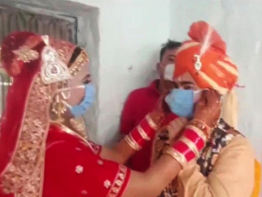 Wedding In Jodhpur Rajasthan During Lockdown Due To Corona virus Pandemic-SRJ | एका लग्नाची अजब गोष्ट ! मास्क,सॅनिटायझर लावत घेतले सप्तपदी, तर आठवे वचन वाचून व्हाला आवाक !