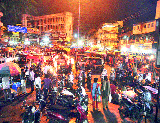 Festive atmosphere glows in the markets | उत्सवी वातावरणामुळे बाजारपेठांमध्ये झळाळी