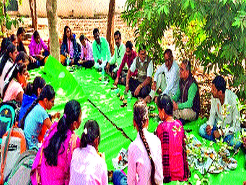 Indapur students organized 'Tiffin Pe Charcha' | इंदापूरच्या विद्यार्थ्यांनी साधली ‘टिफीन पे चर्चा’