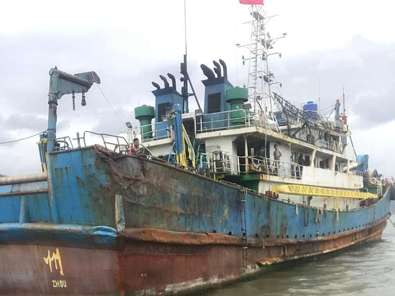 10 Chinese boat in Ratnagiri sea, national security threat to the country! | Video : रत्नागिरीच्या समुद्रात 10 चीनी बोटी, देशाची राष्ट्रीय सुरक्षा धोक्यात !