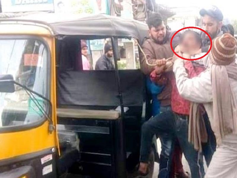 Traffic police tear up the receipt, the rickshaw driver hangs in the throat | ट्रॅफिक पोलिसांनी पावती फाडली, रिक्षावाल्यानं गळ्यात फास लटकवला